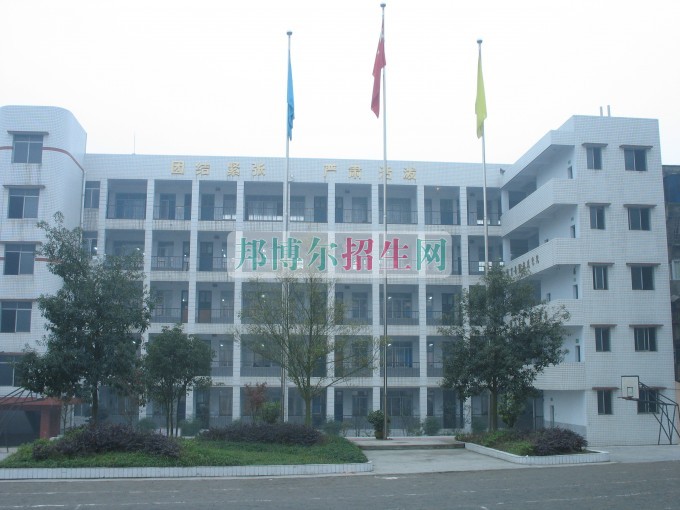 南充信息工程職業(yè)學(xué)校2016年報(bào)名條件、招生對象