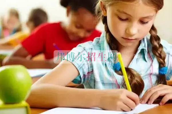 成都設(shè)有漢語(yǔ)言文學(xué)的公辦大專(zhuān)學(xué)校