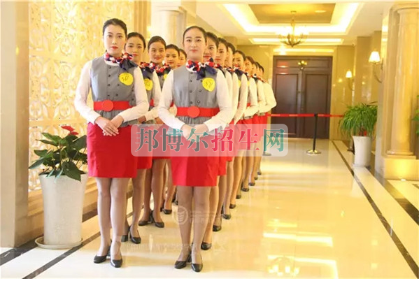 成都航空旅游職業(yè)學(xué)校開啟新學(xué)期首場招聘，場面火爆美女如云