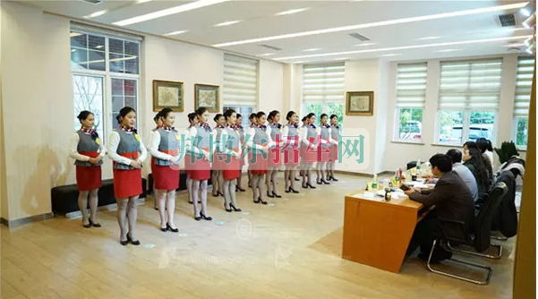 成都航空旅游職業(yè)學(xué)校開啟新學(xué)期首場招聘，場面火爆美女如云