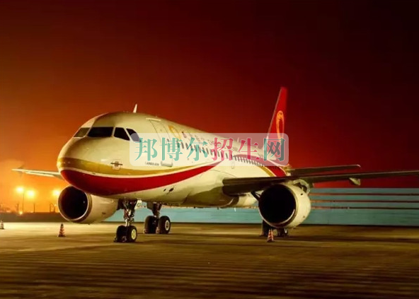 成都航空旅游職業(yè)學(xué)校開啟新學(xué)期首場招聘，場面火爆美女如云