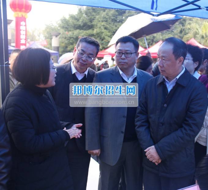 南充師范學(xué)?；ㄩ_滿堂盛世春——南充師范歡慶“三八”節(jié)