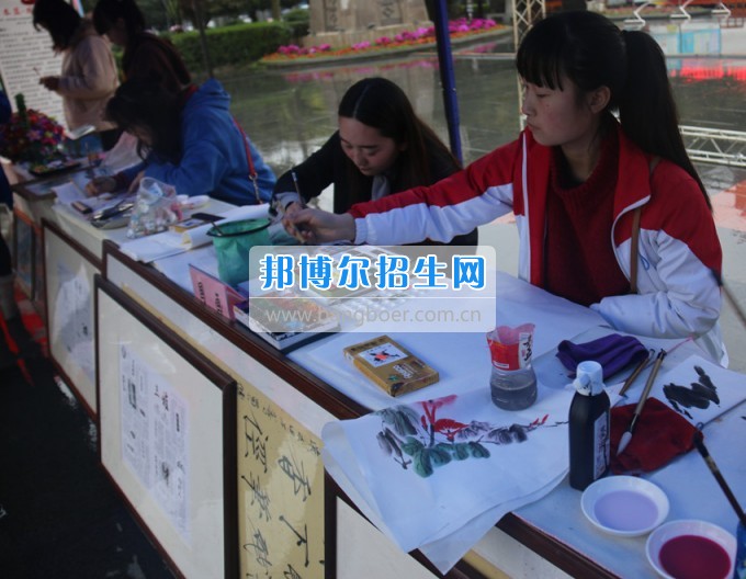 南充師范學(xué)?；ㄩ_滿堂盛世春——南充師范歡慶“三八”節(jié)