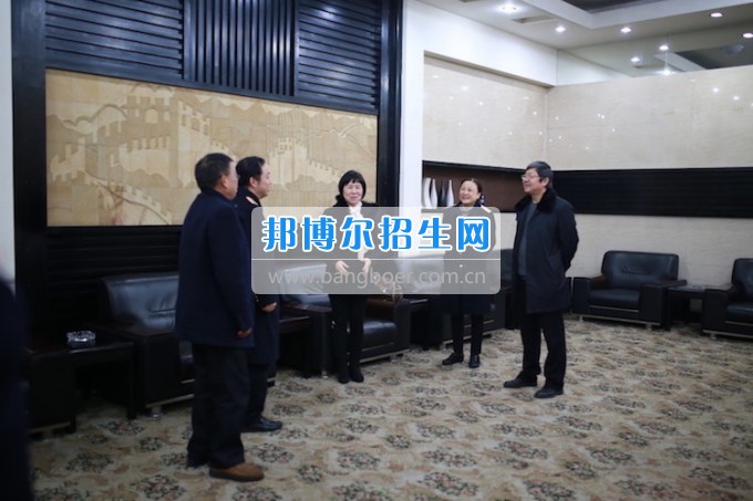 重慶公共運(yùn)輸職業(yè)學(xué)院領(lǐng)導(dǎo)親切慰問2014級車間實習(xí)志愿者