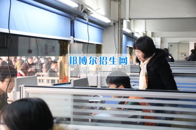 重慶公共運(yùn)輸職業(yè)學(xué)院領(lǐng)導(dǎo)親切慰問2014級車間實習(xí)志愿者