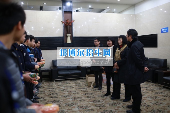 重慶公共運(yùn)輸職業(yè)學(xué)院領(lǐng)導(dǎo)親切慰問2014級車間實習(xí)志愿者