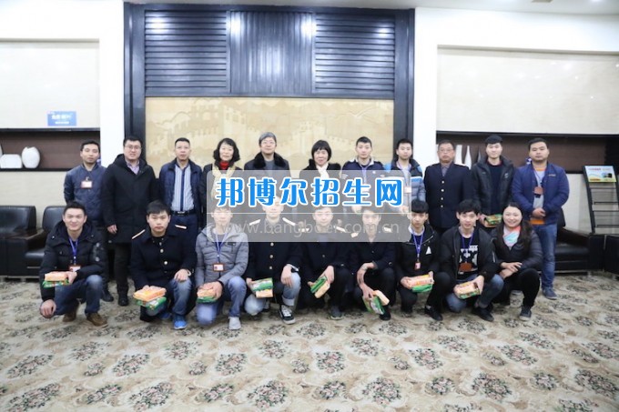 重慶公共運(yùn)輸職業(yè)學(xué)院領(lǐng)導(dǎo)親切慰問2014級車間實習(xí)志愿者
