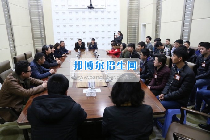 重慶公共運(yùn)輸職業(yè)學(xué)院領(lǐng)導(dǎo)親切慰問2014級車間實習(xí)志愿者