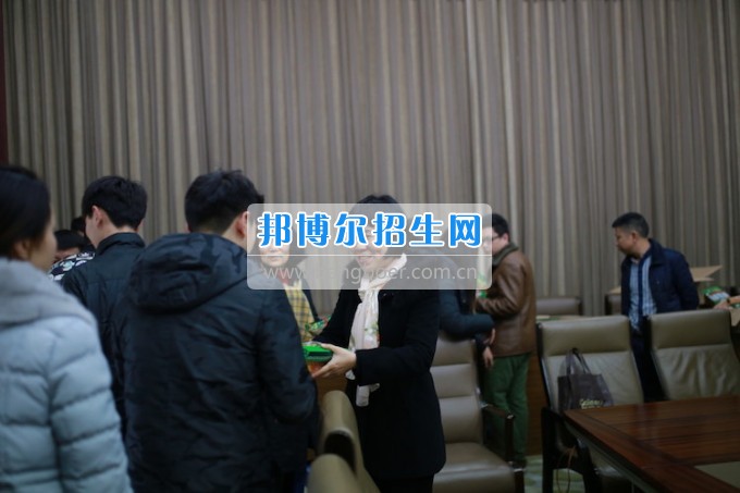 重慶公共運(yùn)輸職業(yè)學(xué)院領(lǐng)導(dǎo)親切慰問2014級車間實習(xí)志愿者