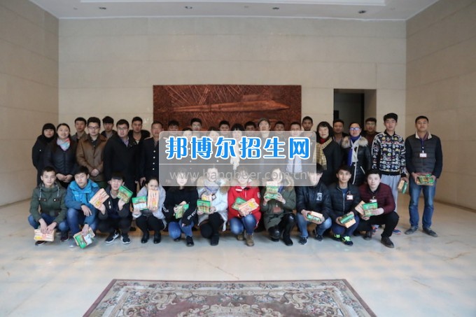 重慶公共運(yùn)輸職業(yè)學(xué)院領(lǐng)導(dǎo)親切慰問2014級車間實習(xí)志愿者
