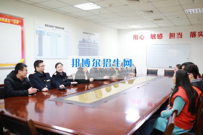 重慶公共運(yùn)輸職業(yè)學(xué)院領(lǐng)導(dǎo)親切慰問2014級車間實習(xí)志愿者