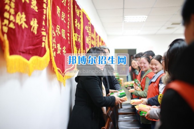 重慶公共運(yùn)輸職業(yè)學(xué)院領(lǐng)導(dǎo)親切慰問2014級車間實習(xí)志愿者