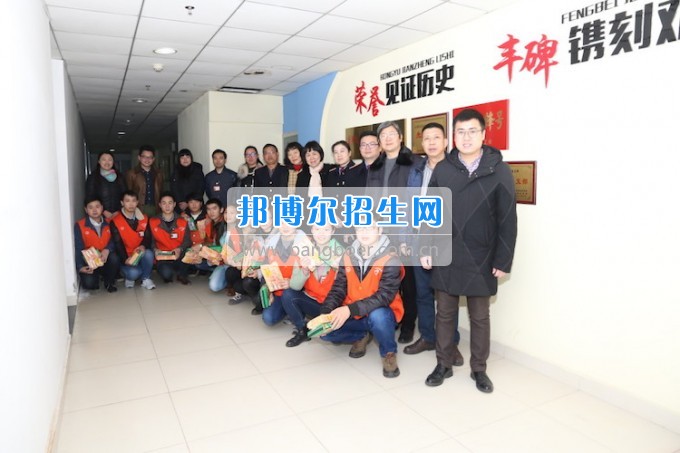 重慶公共運(yùn)輸職業(yè)學(xué)院領(lǐng)導(dǎo)親切慰問2014級車間實習(xí)志愿者