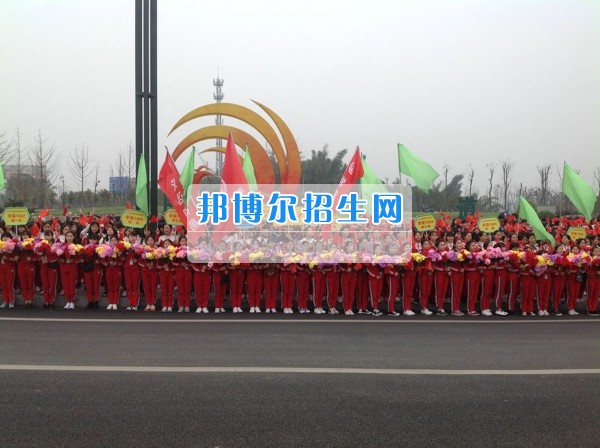 四川省宜賓市南溪區(qū)職業(yè)高級中學(xué)校學(xué)前教育齊拉練，共踏春風(fēng)迎春景