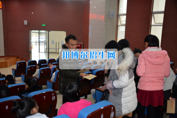 川南幼兒師范高等?？茖W(xué)校開展為困難學(xué)生送溫暖活動(dòng)