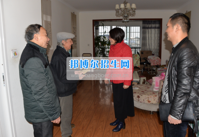 川南幼兒師范高等專科學(xué)校領(lǐng)導(dǎo)帶隊慰問生活困難教職工、老黨員和老干部