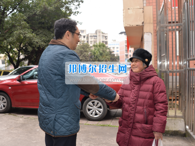 川南幼兒師范高等?？茖W(xué)校領(lǐng)導(dǎo)帶隊慰問生活困難教職工、老黨員和老干部