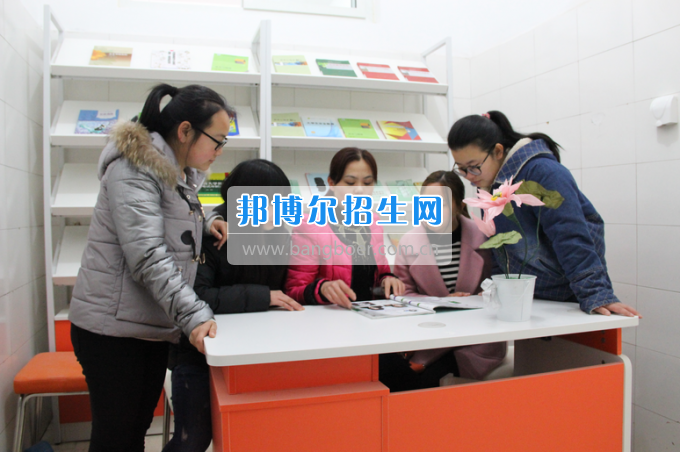 川南幼兒師范高等?？茖W校黨團工作站、圖書漂流站在學生公寓正式運行
