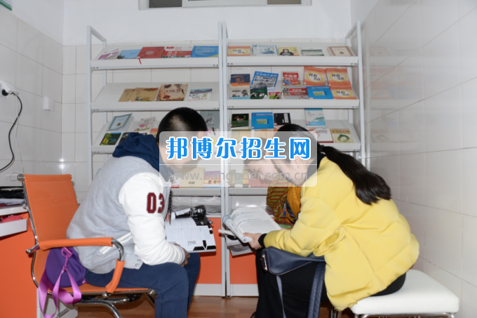 川南幼兒師范高等?？茖W校黨團工作站、圖書漂流站在學生公寓正式運行