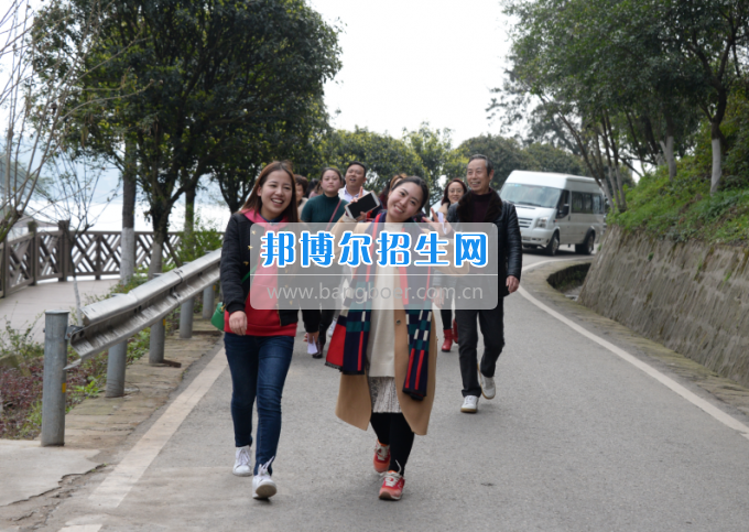 川南幼兒師范高等?？茖W(xué)校舉行慶祝國際勞動(dòng)?jì)D女節(jié)活動(dòng)