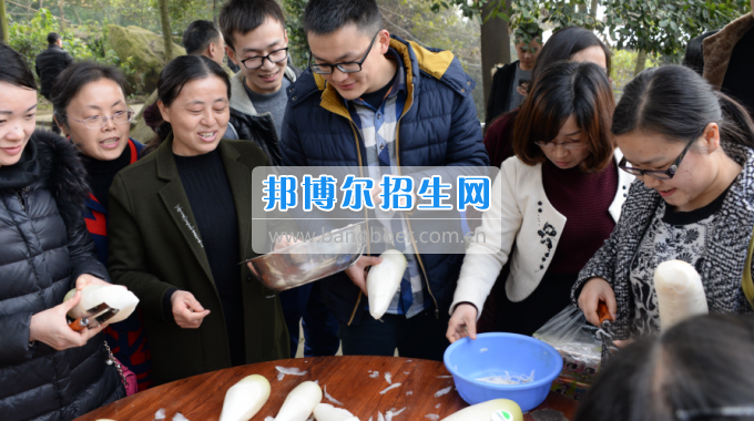 川南幼兒師范高等?？茖W(xué)校舉行慶祝國際勞動(dòng)?jì)D女節(jié)活動(dòng)