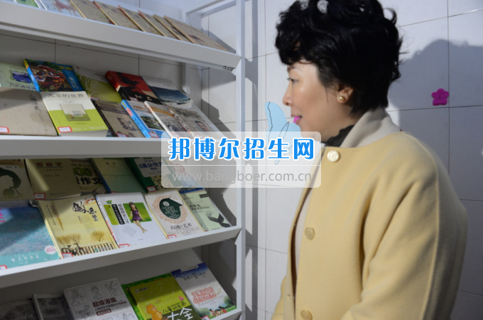 市委常委、宣傳部長潘梅到川南幼兒師范高等專科學(xué)校調(diào)研思想政治工作