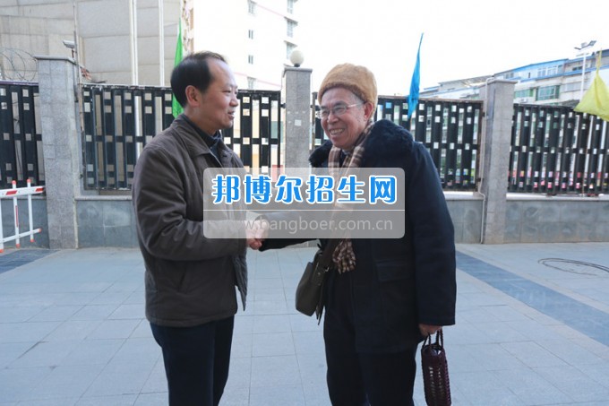 川北幼兒師范高等?？茖W(xué)校黨委書(shū)記張斌走訪慰問(wèn)學(xué)校離退休老同志