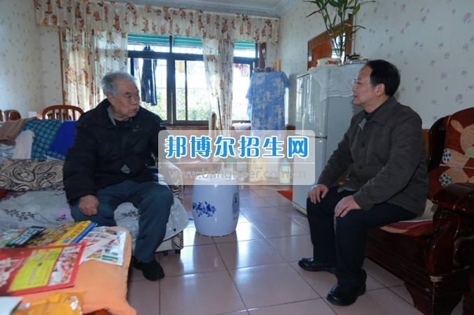 川北幼兒師范高等?？茖W(xué)校黨委書(shū)記張斌走訪慰問(wèn)學(xué)校離退休老同志