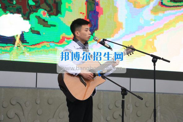 成都市洞子口職業(yè)高級中學舉行“成都，因我更美麗”主題開學典禮