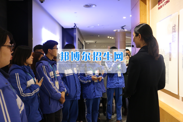 成都市洞子口職業(yè)高級中學舉行“成都，因我更美麗”主題開學典禮