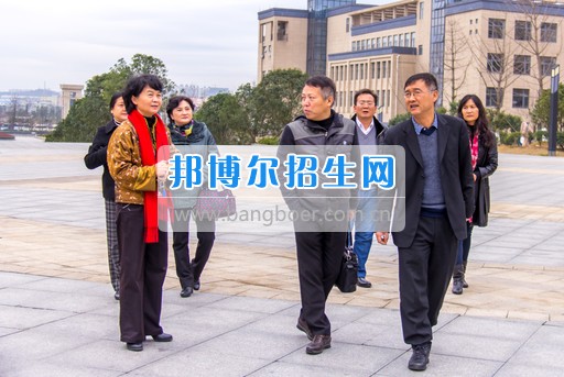 興義民族師范學(xué)院劉照惠校長率隊(duì)到省屬高?？疾旌笄诠芾砉ぷ? width=