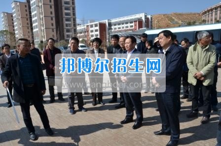 州委、州政府主要領(lǐng)導(dǎo)調(diào)研大理衛(wèi)校整體搬遷建設(shè)工作  2月10日下午，州委書記陳堅(jiān)和州委副書記、州長楊健等領(lǐng)導(dǎo)蒞臨大理衛(wèi)校(大理護(hù)理職業(yè)學(xué)院)海東新校區(qū)，對學(xué)校整體搬遷項(xiàng)目建設(shè)情況進(jìn)行實(shí)地調(diào)研，并在龍山國際會(huì)議中心主持召開推進(jìn)大理衛(wèi)校(大理護(hù)理職業(yè)學(xué)院)整體搬遷建設(shè)專題會(huì)議。楊泓濤校長代表學(xué)校匯報(bào)了學(xué)校的工作情況，海開委、州衛(wèi)計(jì)委、州教育局、州財(cái)政局、州發(fā)改委、州委編辦、州人社局、州審計(jì)局等部門領(lǐng)導(dǎo)對大理衛(wèi)校(大理護(hù)理職業(yè)學(xué)院)整體搬遷建設(shè)情況進(jìn)行了匯報(bào)說明。   會(huì)上,陳堅(jiān)書記強(qiáng)調(diào),各主管部門要站在促進(jìn)全州教育、衛(wèi)生事業(yè)發(fā)展的高度，加強(qiáng)協(xié)調(diào)聯(lián)動(dòng),幫助解決大理衛(wèi)校整體搬遷工作推進(jìn)上的瓶頸問題,以高標(biāo)準(zhǔn)、嚴(yán)要求組織驗(yàn)收和掃尾工作，保證施工安全、建筑安全及搬遷后的校園安全。楊健州長重申了實(shí)現(xiàn)整體搬遷的意義，并要求學(xué)校要在升格組建大理護(hù)理職業(yè)學(xué)院的同時(shí)，保留大理衛(wèi)校的牌子和教學(xué)優(yōu)勢，不斷提高辦學(xué)質(zhì)量，擴(kuò)大辦學(xué)規(guī)模，為全州衛(wèi)生事業(yè)發(fā)展輸送更多優(yōu)質(zhì)人才。   此次調(diào)研和座談會(huì)充分體現(xiàn)了州委、州政府對于學(xué)校整體搬遷建設(shè)的高度重視，也為學(xué)校發(fā)展指明了方向。學(xué)校領(lǐng)導(dǎo)對州委、州政府長期以來對學(xué)校的關(guān)心和支持致以衷心的感謝，并表示將按照會(huì)議的相關(guān)要求，抓實(shí)各項(xiàng)搬遷準(zhǔn)備工作，確保按時(shí)完成搬遷辦學(xué)。多措并舉做好資金籌措和師資隊(duì)伍建設(shè)，齊心協(xié)力將大理衛(wèi)校(大理護(hù)理職業(yè)學(xué)院)打造成為一所具有特色的一流高等護(hù)理職業(yè)院校。