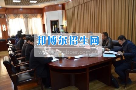 州委、州政府主要領(lǐng)導(dǎo)調(diào)研大理衛(wèi)校整體搬遷建設(shè)工作  2月10日下午，州委書記陳堅(jiān)和州委副書記、州長楊健等領(lǐng)導(dǎo)蒞臨大理衛(wèi)校(大理護(hù)理職業(yè)學(xué)院)海東新校區(qū)，對學(xué)校整體搬遷項(xiàng)目建設(shè)情況進(jìn)行實(shí)地調(diào)研，并在龍山國際會(huì)議中心主持召開推進(jìn)大理衛(wèi)校(大理護(hù)理職業(yè)學(xué)院)整體搬遷建設(shè)專題會(huì)議。楊泓濤校長代表學(xué)校匯報(bào)了學(xué)校的工作情況，海開委、州衛(wèi)計(jì)委、州教育局、州財(cái)政局、州發(fā)改委、州委編辦、州人社局、州審計(jì)局等部門領(lǐng)導(dǎo)對大理衛(wèi)校(大理護(hù)理職業(yè)學(xué)院)整體搬遷建設(shè)情況進(jìn)行了匯報(bào)說明。   會(huì)上,陳堅(jiān)書記強(qiáng)調(diào),各主管部門要站在促進(jìn)全州教育、衛(wèi)生事業(yè)發(fā)展的高度，加強(qiáng)協(xié)調(diào)聯(lián)動(dòng),幫助解決大理衛(wèi)校整體搬遷工作推進(jìn)上的瓶頸問題,以高標(biāo)準(zhǔn)、嚴(yán)要求組織驗(yàn)收和掃尾工作，保證施工安全、建筑安全及搬遷后的校園安全。楊健州長重申了實(shí)現(xiàn)整體搬遷的意義，并要求學(xué)校要在升格組建大理護(hù)理職業(yè)學(xué)院的同時(shí)，保留大理衛(wèi)校的牌子和教學(xué)優(yōu)勢，不斷提高辦學(xué)質(zhì)量，擴(kuò)大辦學(xué)規(guī)模，為全州衛(wèi)生事業(yè)發(fā)展輸送更多優(yōu)質(zhì)人才。   此次調(diào)研和座談會(huì)充分體現(xiàn)了州委、州政府對于學(xué)校整體搬遷建設(shè)的高度重視，也為學(xué)校發(fā)展指明了方向。學(xué)校領(lǐng)導(dǎo)對州委、州政府長期以來對學(xué)校的關(guān)心和支持致以衷心的感謝，并表示將按照會(huì)議的相關(guān)要求，抓實(shí)各項(xiàng)搬遷準(zhǔn)備工作，確保按時(shí)完成搬遷辦學(xué)。多措并舉做好資金籌措和師資隊(duì)伍建設(shè)，齊心協(xié)力將大理衛(wèi)校(大理護(hù)理職業(yè)學(xué)院)打造成為一所具有特色的一流高等護(hù)理職業(yè)院校。