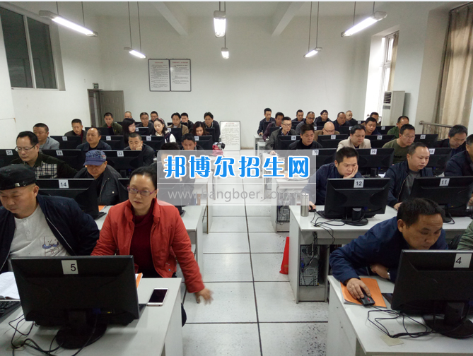 內(nèi)江市鐵路機(jī)械學(xué)校首期“特種設(shè)備、特種作業(yè)人員安全技術(shù)培訓(xùn)班”順利結(jié)業(yè)