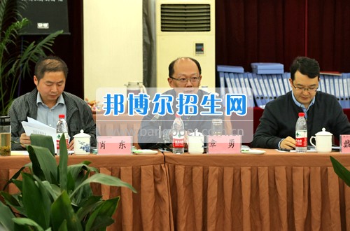 市教委年檢專家組蒞臨重慶信息技術(shù)職業(yè)學院檢查指導(dǎo)工作