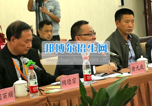 市教委年檢專家組蒞臨重慶信息技術(shù)職業(yè)學院檢查指導(dǎo)工作