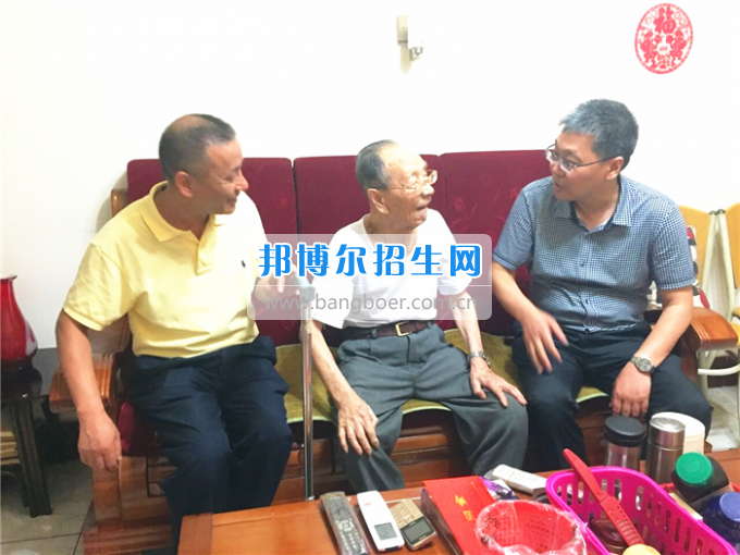 成都中醫(yī)藥大學(xué)領(lǐng)導(dǎo)走訪慰問(wèn)老黨員、困難黨員和群眾代表