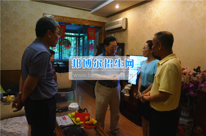 成都中醫(yī)藥大學(xué)領(lǐng)導(dǎo)走訪慰問(wèn)老黨員、困難黨員和群眾代表