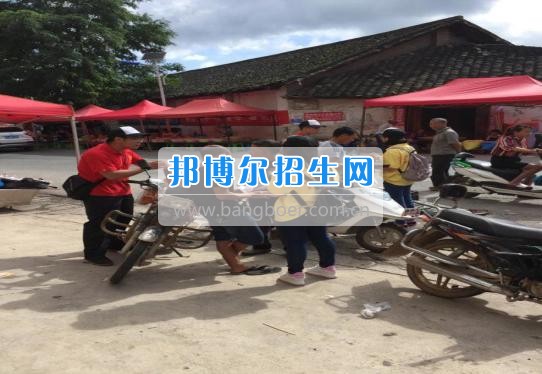 貴州大學科技學院暑期社會實踐服務團好花紅分隊深入九門村、金田村、好花紅村開展禁毒防艾宣傳