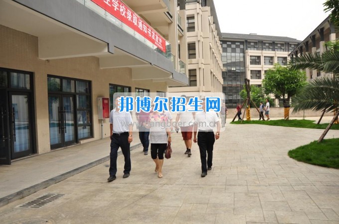 　　攀枝花學(xué)院土木工程學(xué)院副校長石維富帶隊檢查康養(yǎng)學(xué)院后勤準(zhǔn)備工作  　　7月10日，攀枝花學(xué)院土木工程學(xué)院副校長石維富帶領(lǐng)學(xué)生處、后管處、網(wǎng)計中心、后勤集團(tuán)、宣傳部、康養(yǎng)學(xué)院、花舞人間公司相關(guān)負(fù)責(zé)人一同視察了康養(yǎng)學(xué)院后勤保障準(zhǔn)備工作。  　　石維富主要檢查了學(xué)生寢室、教室、實驗室、食堂、運動場等校園環(huán)境設(shè)施的準(zhǔn)備情況。相關(guān)單位對準(zhǔn)備工作中存在的問題提出了具體整改意見。最后石維富要求相關(guān)單位積極配合花舞人間公司做好開學(xué)前準(zhǔn)備工作，并希望花舞人間公司加快工作進(jìn)度，確保在開學(xué)前各項準(zhǔn)備工作保質(zhì)保量完成。  　　