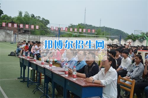 　　我校隆重舉行2017年預(yù)備班學(xué)生“各展所長(zhǎng)，揚(yáng)帆起航”文藝匯演  　　為了豐富同學(xué)們的課余生活，提高同學(xué)們的文藝素養(yǎng)，增強(qiáng)班級(jí)間的凝聚力和親和力。6月2日晚，我校在球類運(yùn)動(dòng)場(chǎng)舉辦了預(yù)備班“各展所長(zhǎng)，揚(yáng)帆起航”學(xué)生文藝匯演，全體預(yù)備班學(xué)生和職高部學(xué)生共800多名以及20多名教職工觀看了演出。  　　此次文藝匯演的節(jié)目?jī)?nèi)容形式多樣、內(nèi)容豐富，激情的開(kāi)場(chǎng)舞——《GOODBOY》中拉開(kāi)了帷幕，伴隨著一陣陣掌聲，歌舞、小品、朗誦、相聲等精心準(zhǔn)備的22個(gè)精彩的節(jié)目為觀眾呈現(xiàn)了一道豐富的視聽(tīng)盛宴，最后全體師生齊唱的《難忘今宵》把本場(chǎng)文藝匯演推向了高潮，掌聲和歡呼聲此起彼伏，臺(tái)上臺(tái)下成了一片激情四溢的海洋，本場(chǎng)文藝匯演畫(huà)上了圓滿的句號(hào)。  　　此次文藝匯演演出的成功舉辦，充分彰顯了我校預(yù)備班學(xué)生的個(gè)性，讓預(yù)備班學(xué)生充分感受到育才職高的魅力。