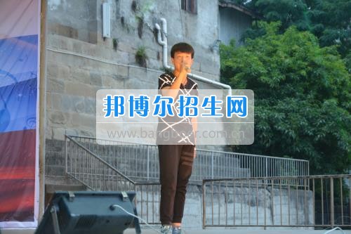 　　我校隆重舉行2017年預(yù)備班學(xué)生“各展所長(zhǎng)，揚(yáng)帆起航”文藝匯演  　　為了豐富同學(xué)們的課余生活，提高同學(xué)們的文藝素養(yǎng)，增強(qiáng)班級(jí)間的凝聚力和親和力。6月2日晚，我校在球類運(yùn)動(dòng)場(chǎng)舉辦了預(yù)備班“各展所長(zhǎng)，揚(yáng)帆起航”學(xué)生文藝匯演，全體預(yù)備班學(xué)生和職高部學(xué)生共800多名以及20多名教職工觀看了演出。  　　此次文藝匯演的節(jié)目?jī)?nèi)容形式多樣、內(nèi)容豐富，激情的開(kāi)場(chǎng)舞——《GOODBOY》中拉開(kāi)了帷幕，伴隨著一陣陣掌聲，歌舞、小品、朗誦、相聲等精心準(zhǔn)備的22個(gè)精彩的節(jié)目為觀眾呈現(xiàn)了一道豐富的視聽(tīng)盛宴，最后全體師生齊唱的《難忘今宵》把本場(chǎng)文藝匯演推向了高潮，掌聲和歡呼聲此起彼伏，臺(tái)上臺(tái)下成了一片激情四溢的海洋，本場(chǎng)文藝匯演畫(huà)上了圓滿的句號(hào)。  　　此次文藝匯演演出的成功舉辦，充分彰顯了我校預(yù)備班學(xué)生的個(gè)性，讓預(yù)備班學(xué)生充分感受到育才職高的魅力。