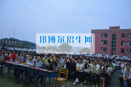 　　我校隆重舉行2017年預(yù)備班學(xué)生“各展所長(zhǎng)，揚(yáng)帆起航”文藝匯演  　　為了豐富同學(xué)們的課余生活，提高同學(xué)們的文藝素養(yǎng)，增強(qiáng)班級(jí)間的凝聚力和親和力。6月2日晚，我校在球類運(yùn)動(dòng)場(chǎng)舉辦了預(yù)備班“各展所長(zhǎng)，揚(yáng)帆起航”學(xué)生文藝匯演，全體預(yù)備班學(xué)生和職高部學(xué)生共800多名以及20多名教職工觀看了演出。  　　此次文藝匯演的節(jié)目?jī)?nèi)容形式多樣、內(nèi)容豐富，激情的開(kāi)場(chǎng)舞——《GOODBOY》中拉開(kāi)了帷幕，伴隨著一陣陣掌聲，歌舞、小品、朗誦、相聲等精心準(zhǔn)備的22個(gè)精彩的節(jié)目為觀眾呈現(xiàn)了一道豐富的視聽(tīng)盛宴，最后全體師生齊唱的《難忘今宵》把本場(chǎng)文藝匯演推向了高潮，掌聲和歡呼聲此起彼伏，臺(tái)上臺(tái)下成了一片激情四溢的海洋，本場(chǎng)文藝匯演畫(huà)上了圓滿的句號(hào)。  　　此次文藝匯演演出的成功舉辦，充分彰顯了我校預(yù)備班學(xué)生的個(gè)性，讓預(yù)備班學(xué)生充分感受到育才職高的魅力。