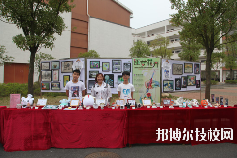 學(xué)校的選擇與報考是雙向的，不光學(xué)生會選擇一所優(yōu)秀的學(xué)校報考，學(xué)校也會選擇優(yōu)質(zhì)的學(xué)生進(jìn)行錄取，讓自己的辦學(xué)更上一層樓。因此在報考前，同學(xué)們很有必要去了解一下學(xué)校的招生要求以及報名條件。下面就和小編一起來看看井岡山應(yīng)用科技學(xué)校的招生要求吧。  井岡山應(yīng)用科技學(xué)校招生對象：應(yīng)屆初中畢業(yè)生。  井岡山應(yīng)用科技學(xué)校 1.中考準(zhǔn)考證:  2.戶口本前頁及學(xué)生個人戶口頁復(fù)印件:  3.初中畢業(yè)證復(fù)印件:  4.其它享受國家資助的證件。低保、殘疾等證件:  井岡山應(yīng)用科技學(xué)校簡介 江西省井岡山應(yīng)用科技學(xué)校前身為江西省吉安農(nóng)業(yè)學(xué)校，創(chuàng)辦于1951年10月，是一所全日制普通中等專業(yè)學(xué)校，隸屬于吉安市農(nóng)業(yè)局。2004年4月經(jīng)江西省人民政府批準(zhǔn)，更名為江西省井岡山應(yīng)用科技學(xué)校，2009年12月經(jīng)市教育局批準(zhǔn)，增掛吉安農(nóng)業(yè)學(xué)校校牌，實行兩塊牌子一套班子。學(xué)校位于吉安市旅游風(fēng)景區(qū)----青原山，校園占地面積180畝，建筑面積7萬余平方米，環(huán)境優(yōu)美，是一所花園式學(xué)?！，F(xiàn)有教職工245人，其中專兼職教師236人，現(xiàn)有在校學(xué)生4078人。  小編總結(jié) 不知道小伙伴們滿足以上要求了嗎?對于想要報考井岡山應(yīng)用科技學(xué)校的同學(xué)來說，滿足招生要求只是報考的第一步哦!要確定自己會不會被錄取，就還需要對學(xué)校的錄取分?jǐn)?shù)線做好了解，歡迎大家前往邦博爾技校網(wǎng)進(jìn)行分?jǐn)?shù)線的咨詢。