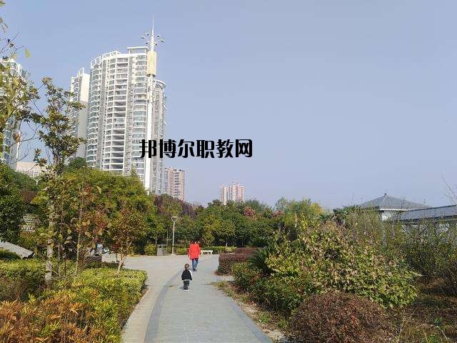 蓮花職業(yè)技術(shù)學(xué)校2020年報(bào)名條件、招生要求、招生對(duì)象
