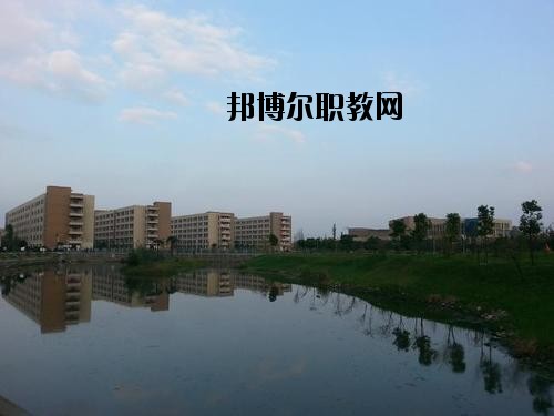 內(nèi)江鐵路機(jī)械學(xué)校2020年報(bào)名條件、招生要求、招生對(duì)象