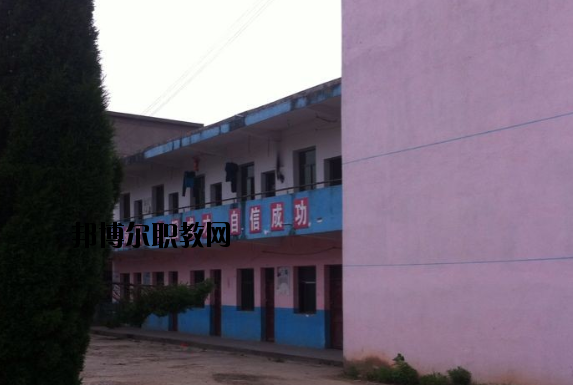 不同的同學(xué)對(duì)于學(xué)校宿舍的要求也是不一樣的。有的同學(xué)認(rèn)為學(xué)校宿舍休息的條件就可以了，而有的同學(xué)則希望學(xué)校宿舍還有可以學(xué)習(xí)的條件，這樣自己以后如果有沒(méi)有完成的學(xué)習(xí)任務(wù)還可以在宿舍繼續(xù)完成。當(dāng)學(xué)校的宿舍條件滿足同學(xué)們的預(yù)期的時(shí)候，這所學(xué)校被選擇的幾率也會(huì)大大提高。  上饒中等職業(yè)學(xué)校宿舍條件 學(xué)校宿舍寬敞明亮，配有衛(wèi)生間、空調(diào)、書(shū)桌、柜子、熱水等等設(shè)施，條件較好。  上饒中等職業(yè)學(xué)校辦學(xué)條件 1、學(xué)校坐落在上饒市近郊皂頭鎮(zhèn)，擁有自建的獨(dú)立校園，校區(qū)占地面積60余畝，建筑面積24100平方米，環(huán)境幽雅，交通便利，各類設(shè)施齊全，公寓式宿舍并配有空調(diào)，是莘莘學(xué)子理想的求學(xué)深造之地。  2、教學(xué)儀器設(shè)備總值380多萬(wàn)，圖書(shū)2萬(wàn)余冊(cè)，現(xiàn)代教育教學(xué)設(shè)施完備，建有計(jì)算機(jī)房、語(yǔ)音室、形體房、電子實(shí)訓(xùn)室、多媒體教室、大禮堂、電子閱覽室、琴房和教育實(shí)習(xí)基地等各類教學(xué)場(chǎng)所。  3、現(xiàn)有全日制教學(xué)班級(jí)15多個(gè)，在校學(xué)生600多人。  上饒中等職業(yè)學(xué)校獲得成就 學(xué)校辦學(xué)十五年來(lái)，先后培養(yǎng)了八千多名合格的畢業(yè)生，從我校走出的畢業(yè)生一大批都已成為企業(yè)的技術(shù)骨干和管理人員，學(xué)校先后被省教育廳授予“江西省示范中等職業(yè)學(xué)校”“江西省中等職業(yè)學(xué)校先進(jìn)單位”上饒市政府授予“全市先進(jìn)學(xué)校”上饒市教育局授予“上饒市重點(diǎn)職業(yè)學(xué)校”等榮譽(yù)稱號(hào)。  小編總結(jié) 我們可以看到學(xué)校的宿舍寬敞明亮，配有衛(wèi)生間、空調(diào)、書(shū)桌、柜子、熱水等等設(shè)施，條件較好，無(wú)論同學(xué)們是在寢室學(xué)習(xí)還是休息都是很方便的。看過(guò)上饒中等職業(yè)學(xué)校的宿舍條件以后，小伙伴們覺(jué)得學(xué)校的宿舍怎么樣呢?