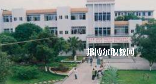 柳州市衛(wèi)生學(xué)校2020年報(bào)名條件、招生要求、招生對(duì)象 