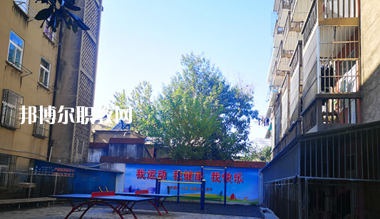 在對(duì)這所學(xué)校進(jìn)行判斷以后，才會(huì)知道不同學(xué)校之間所公布的各方面情況都是不同的，而這些信息也是需要學(xué)生自己去進(jìn)行判斷的，當(dāng)然了其中有關(guān)于學(xué)校的住宿環(huán)境也是需要被學(xué)生所了解的，畢竟這是每個(gè)學(xué)生在學(xué)校的住宿情況。  蕪湖職業(yè)技術(shù)學(xué)院附屬中等職業(yè)學(xué)校住宿條件 學(xué)生宿舍實(shí)行四人間公寓化、封閉式管理，并配有校園公共浴室、住宿條件不錯(cuò)，給學(xué)生提供了一個(gè)舒適、安全的學(xué)習(xí)和生活環(huán)境。  蕪湖職業(yè)技術(shù)學(xué)院附屬中等職業(yè)學(xué)校辦學(xué)條件 學(xué)校坐落在美麗的鏡湖公園和九蓮塘公園中間，是市中心唯一的一所公辦職業(yè)學(xué)校，交通便利，環(huán)境優(yōu)美，生活方便。學(xué)校本著對(duì)教育教學(xué)質(zhì)量和學(xué)生負(fù)責(zé)的態(tài)度，劃定最低錄取線。住校生宿舍條件優(yōu)越，實(shí)行公寓化、封閉式管理。學(xué)校教學(xué)設(shè)備齊全，多媒體電教室、多功能活動(dòng)廳、計(jì)算機(jī)組裝實(shí)驗(yàn)室、數(shù)字化動(dòng)漫實(shí)驗(yàn)室、語言實(shí)驗(yàn)室、實(shí)訓(xùn)賓館、與學(xué)院聯(lián)網(wǎng)的校園網(wǎng)及學(xué)院擁有的實(shí)驗(yàn)實(shí)訓(xùn)室等，為學(xué)生提升動(dòng)手能力、開拓視野創(chuàng)造了得天獨(dú)厚的條件。  蕪湖職業(yè)技術(shù)學(xué)院附屬中等職業(yè)學(xué)校師資力量 近幾年我校一批優(yōu)秀教師、教壇新星脫穎而出，多人次獲國家、省、市一等獎(jiǎng)項(xiàng)。我?，F(xiàn)有正教授一名，省級(jí)特級(jí)教師一名(同類學(xué)校唯一)，高中級(jí)教師若干。學(xué)校聘請(qǐng)蕪湖職業(yè)技術(shù)學(xué)院專家教授組成教學(xué)督導(dǎo)組實(shí)施教學(xué)督導(dǎo)，對(duì)備課、上課等教學(xué)環(huán)節(jié)進(jìn)行全程質(zhì)量評(píng)估，以督導(dǎo)促教學(xué)、以督導(dǎo)促創(chuàng)新、以督導(dǎo)促規(guī)范，使學(xué)生學(xué)有所成。我校教學(xué)計(jì)劃和課程設(shè)置是由學(xué)院、附校、用人單位、專業(yè)領(lǐng)域?qū)＜宜姆絽⑴c研發(fā)。已形成：頂層設(shè)計(jì)、分層教學(xué)、工學(xué)結(jié)合、系統(tǒng)培養(yǎng)的獨(dú)特教學(xué)模式。嚴(yán)把教學(xué)標(biāo)準(zhǔn)和畢業(yè)生質(zhì)量標(biāo)準(zhǔn)兩個(gè)關(guān)口。  以上所介紹的信息便是有關(guān)于蕪湖職業(yè)技術(shù)學(xué)院附屬中等職業(yè)學(xué)校的住宿情況，就可以知道其實(shí)這所學(xué)校對(duì)于學(xué)生的基本需求是可以滿足的，但是學(xué)生想要選擇其他方面的住宿情況話，就需要學(xué)生提前去對(duì)每所學(xué)校的住宿情況進(jìn)行了解。