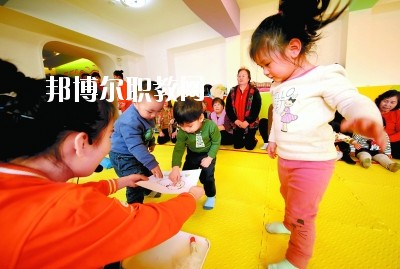 隨著二胎政策的放寬，我國新生兒的數(shù)量明顯增多，這也說明，在未來的很長一段時間里，幼師都是一個非常受歡迎的行業(yè)，而四川是座發(fā)展迅速，有深厚文化底蘊的城市，自然是受到很多同學喜愛，近日，就會問小編關(guān)于四川讀幼師學校好不好?那接下來，小編就給大家介紹一下四川幼師學校，如果你有更多疑問，歡迎點擊右側(cè)的咨詢欄與我們交流。  四川讀幼師的就業(yè)前景 就業(yè)容易，畢業(yè)學生不愁“嫁”盡管當前就業(yè)形勢嚴峻，各地大學生就業(yè)難度大，但許多城市的學前教育專業(yè)畢業(yè)生并未受影響，反而逆勢上漲，待遇也比往年有所提高。近年來，由于幼兒園發(fā)展的需要，很多單位幼兒教師奇缺，連男老師也變得搶手起來。學前、初教專業(yè)畢業(yè)生不愁“嫁”，甚至有很多幼教機構(gòu)到學校預(yù)約、搶簽畢業(yè)生，幼教人才受歡迎程度可見一斑。  四川讀幼師的優(yōu)勢 幼教項目的穩(wěn)定性強，不受市場沖擊，打造終身產(chǎn)業(yè)。現(xiàn)階段，無論是從國家教育改革發(fā)展的全局出發(fā)，還是從目前有關(guān)民辦學前教育的法律法規(guī)政策等方面來看，民辦學前教育發(fā)展?jié)摿Χ际志薮蟆Ｆ浯?，成就子女未來。選擇了幼教工作，可以讓我們更懂得如何教育子女，對自己未來孩子接收良好的家庭教育有著十分重要的促進作用。女性投身幼教行業(yè)后，長期接受最先進的幼教理念和適合中國幼兒的各類課程，繼而在對自己子女的教育觀念和方法上也會更科學，為孩子今后的發(fā)展奠定更好的基礎(chǔ)。  德陽科貿(mào)職業(yè)學院幼師升學班學前教育專業(yè)介紹 本專業(yè)順應(yīng)國家“幼有所育”學前教育決策和學前教育專業(yè)人才極度短缺的社會需求而設(shè)，是一個綜合性較強的專業(yè)，涵蓋0-6歲兒童的教育，作為人生起點教育的學前教育專業(yè)對人的一生的發(fā)展和教育起著重要的奠基作用。本專業(yè)緊密對接各級各類幼兒園和早期教育機構(gòu)等實施合作辦學、合作育人，強化“四能”特長(彈唱、舞蹈、美術(shù)、游戲)、“五會”素養(yǎng)(保育、保健、教育、溝通、管理)，致力于培養(yǎng)新時代“有愛心、有耐心、有恒心、有責任心”的學前教育人才。  培養(yǎng)目標：本專業(yè)培養(yǎng)以立德樹人為己任，具有良好的職業(yè)道德、專業(yè)素養(yǎng)、協(xié)作精神、溝通能力和創(chuàng)新意識，擁有先進的幼兒教育理念，具有較扎實的學前教育的專業(yè)知識與專業(yè)技能，具備較強的幼兒保教能力，從事幼兒園教育教學、保育保健工作的高素質(zhì)應(yīng)用型人才。  核心課程：學前教育學、學前兒童心理學、幼兒游戲理論與實踐、幼兒行為觀察、幼兒園五大領(lǐng)域教育、學前衛(wèi)生學、聲樂、鋼琴、舞蹈、美術(shù)、幼兒歌曲彈唱、幼兒舞蹈創(chuàng)編、幼兒園班級管理、幼兒手工、家庭教育等。  職業(yè)前景：習近平總書記在“黨的十九大”上指出：“增進民生福祉是發(fā)展的根本目的。必須多謀民生之利、多解民生之憂，在發(fā)展中補齊民生短板、促進社會公平正義，在幼有所育、學有所教上不斷取得新進展。”  2019年教育部《2018年全國教育事業(yè)發(fā)展統(tǒng)計公報》顯示，2018年全國共有幼兒園26.67萬所，比上年增加1.17萬所，增長4.60%; 在園幼兒4656.42萬人，比上年增加56.28萬人;學前教育毛入園率達到81.7%，比上年提高2.1%，且0-6歲兒童超過1億，幼兒園專任教師258.14萬人。按照國家對學前教育師幼比(1:5)的規(guī)定，幼兒園專任教師的缺口高達673萬多。學前教育專業(yè)人才就業(yè)前景非常廣闊。  就業(yè)崗位：幼兒園教師、幼兒保育員、幼兒保健教師、早期教育教師。  獲取資格證書：幼兒園教師資格證、普通話水平證書(二甲及以上)  專業(yè)實訓室：幼兒保育實訓室、幼兒衛(wèi)生保健實訓室、仿真幼兒園、幼兒手工制作實訓室、幼兒美術(shù)實訓室、聲樂實訓室、形體舞蹈實訓室、鋼琴實訓室、游戲與感統(tǒng)實訓室、繪本實訓室、蒙臺梭利教育實訓室、奧爾夫音樂實訓室等。  專業(yè)實踐基地：廣漢市第三幼兒園、廣漢市雒城鎮(zhèn)第四幼兒園、廣漢市西外中心幼兒園、德陽市旌南幼兒園、德陽市黃河東路幼兒園、四川師范大學實驗幼兒園、四川師范大學附屬啟夏幼兒園、成都市武侯區(qū)福錦幼兒園、崇州市虹橋歡樂谷幼兒園、岳池知恩行幼兒園、西充縣青葵幼兒園等。  上面關(guān)于四川讀幼師學校好不好?小編介紹了，小編覺得不管是讀什么學校都是要從多方面來考慮的，要看行業(yè)的發(fā)展前景怎么樣，還要看這個專業(yè)到底適不適合自己，就好像幼師學校，一定要學好小孩子才可以去讀，因為這個專業(yè)將來出來不管做什么工作，都是要和小朋友待在一起的。如有更多問題，歡迎咨詢邦博爾網(wǎng)。